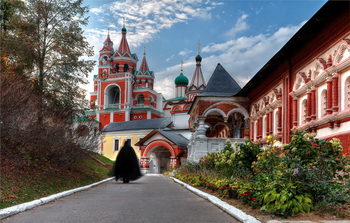 Подмосковные города которые стоит. Саввино-Сторожевский монастырь. Звенигород, Московская область. Сторожевский монастырь в Звенигороде. Звенигород храм Саввы Сторожевского.