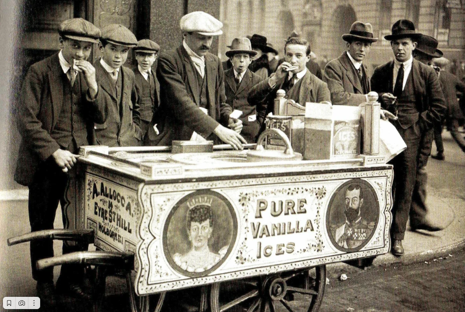 Продавец мороженого и его покупатели на улицах Лондона, 3 января 1921 года