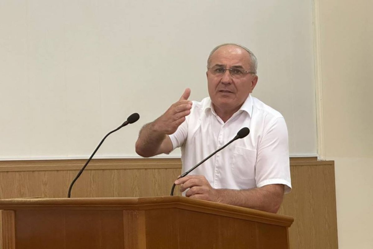    Мэр Избербаша встретился с митингующими горожанами