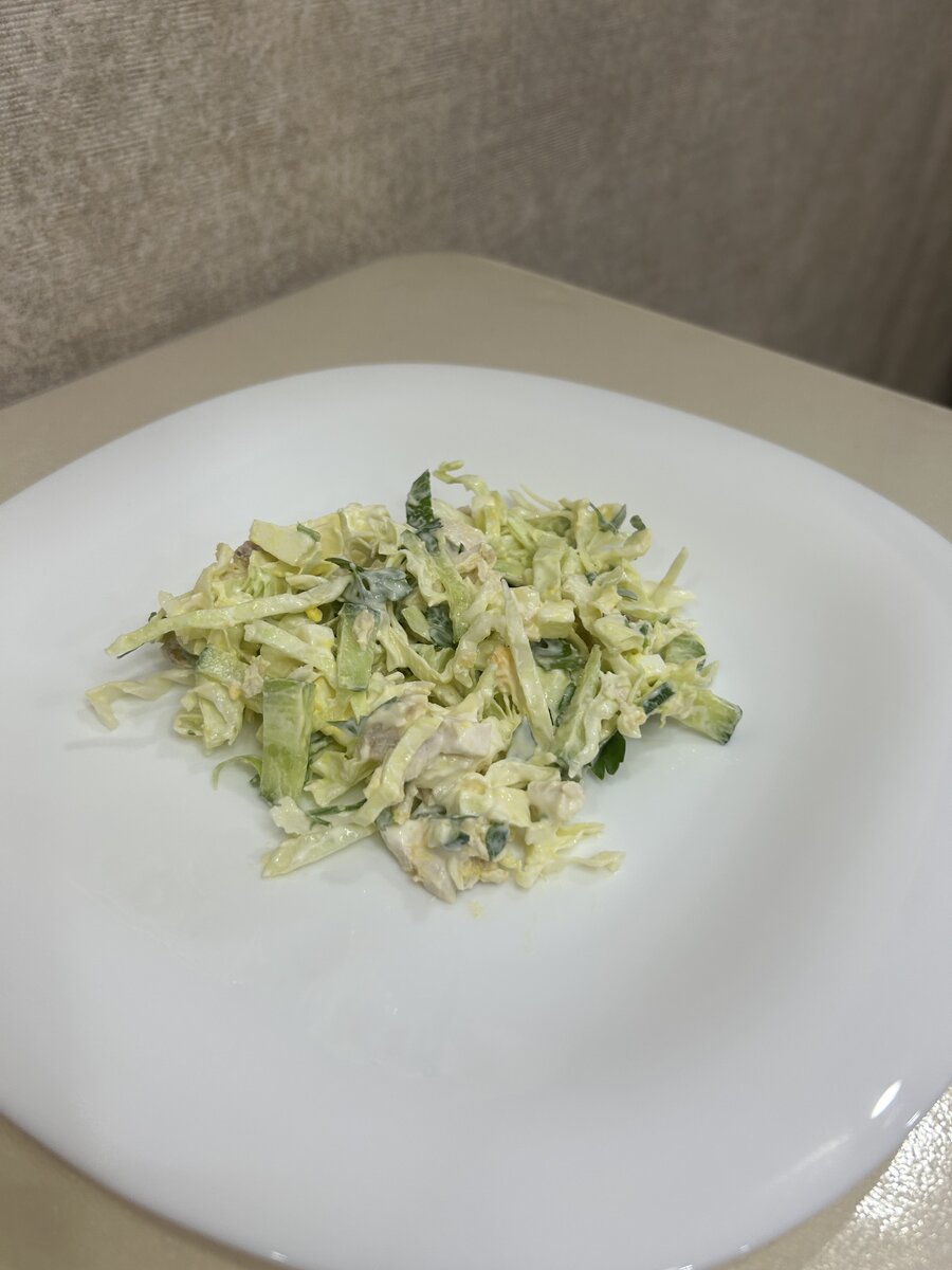 Этот салат лучше всего готовить летом, когда  свежие овощи очень вкусны и доступны. Ингредиенты обычно есть в каждом холодильнике.