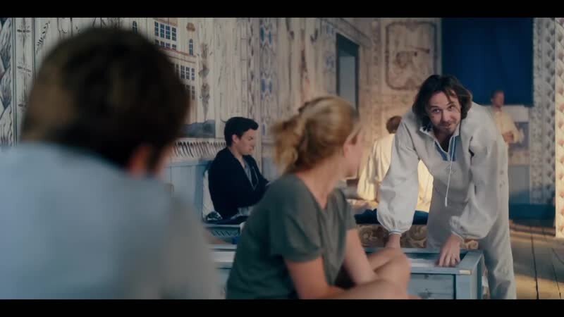 Все живут в нескольких больших домах. Этот - для гостей. Я правда не представляю, как его можно отопить в течении длинной скандинавской зимы.... Никаких отопительных приборов я не увидел...