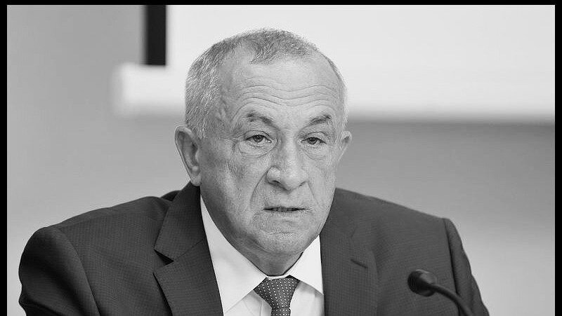     Глава Удмуртии Александр Бречалов вторые сутки игнорирует факт кончины бывшего руководителя региона Александра Соловьева, не выразив публично соболезнования родным и близким.