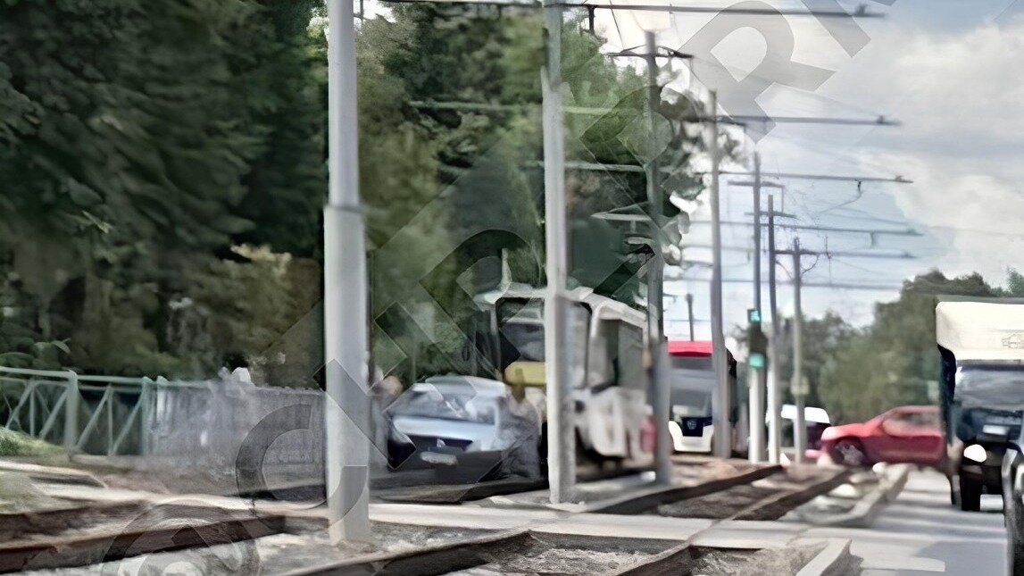     Задерживается движение трамваев №4, 8 и 11.