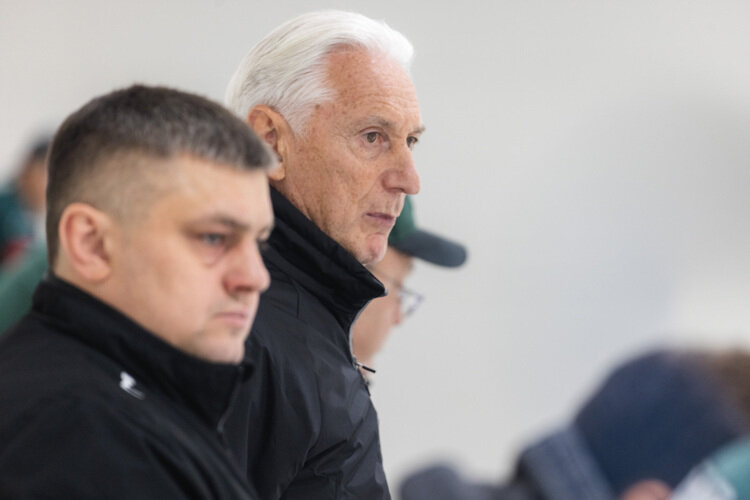    Билялетдинов наблюдал за тренировкой со скамейки запасных, иногда подзывал игроков к себе, а когда начался двухсторонний матч, поднялся на балкон и оттуда следил за игровым процессом