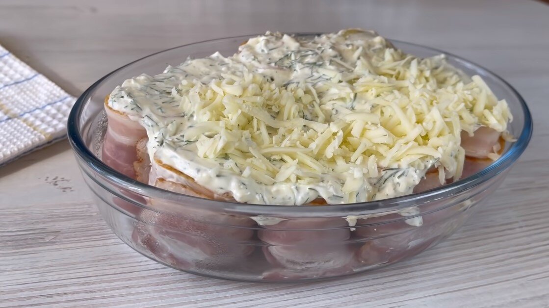 Как из обычной картошки сделать праздничный ужин? Очень просто! Добавьте в нее сливочно-чесночный соус, заверните в бекон и слегка запеките в духовке. Вуаля!-6