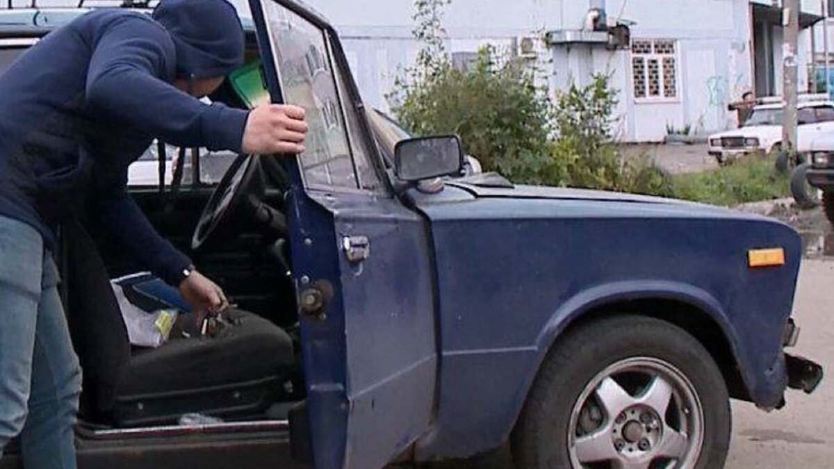     В Уве 16-летнего студента колледжа подозревают в серии угонов автомобилей. За месяц криминальному юниору удалось угнать три транспортных средства российского производства, причем все они, как утверждает подросток, были не заперты, а ключи водители оставили в замках зажигания.