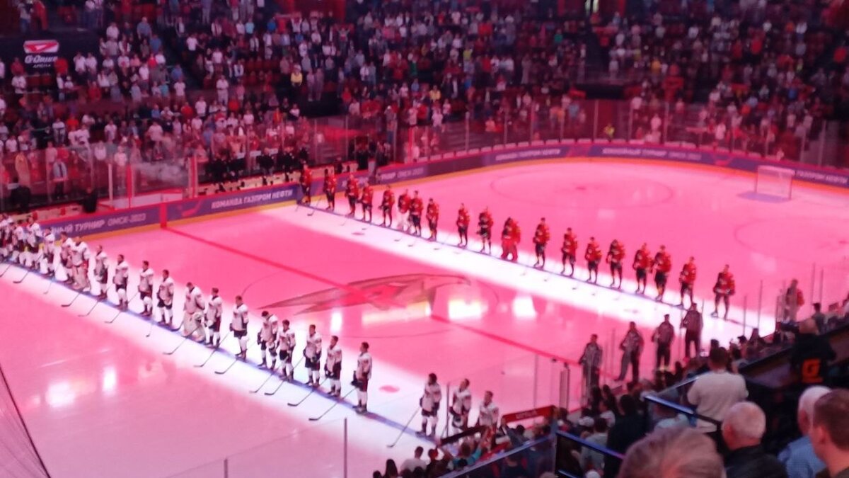     В напряженном товарищеском поединке со счетом 6:5. старшие ястребы» одолели команду «Омские крылья».