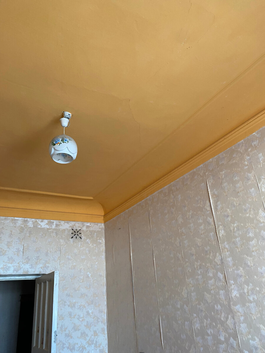 Справа от двери видна вытяжка в одной и комнат