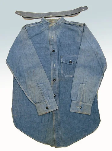 В начале века даже джинсовые, рабочие рубашки имели съемный воротник