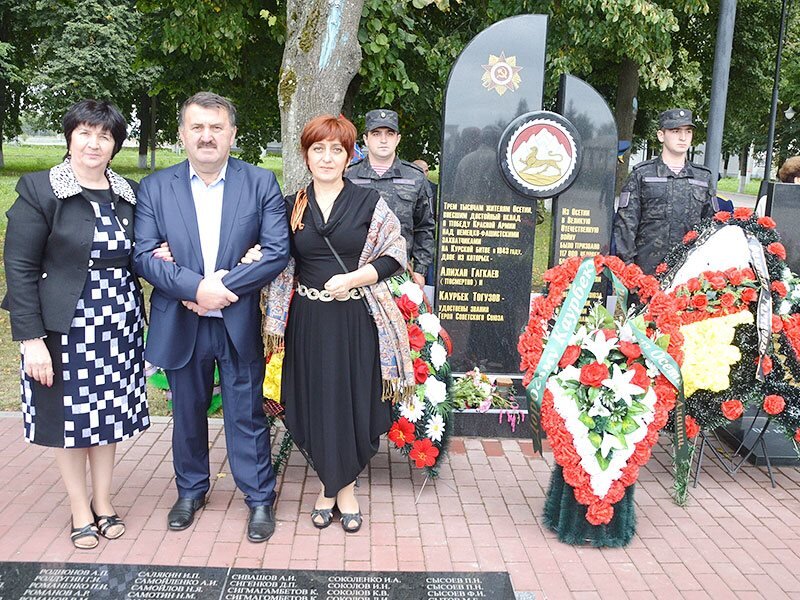 Слева от Станислава Дзебоева – Индира Гагкаева, справа – Залина Багиева, родственницы Алихана Гагкаева. 30 августа 2017 г.