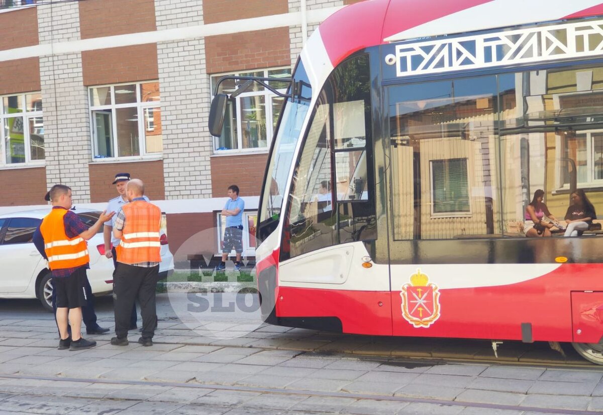 В Туле припаркованный возле трамвайных путей автомобиль перекрыл движение  трамваев: машину увез эвакуатор | Myslo.ru | Дзен