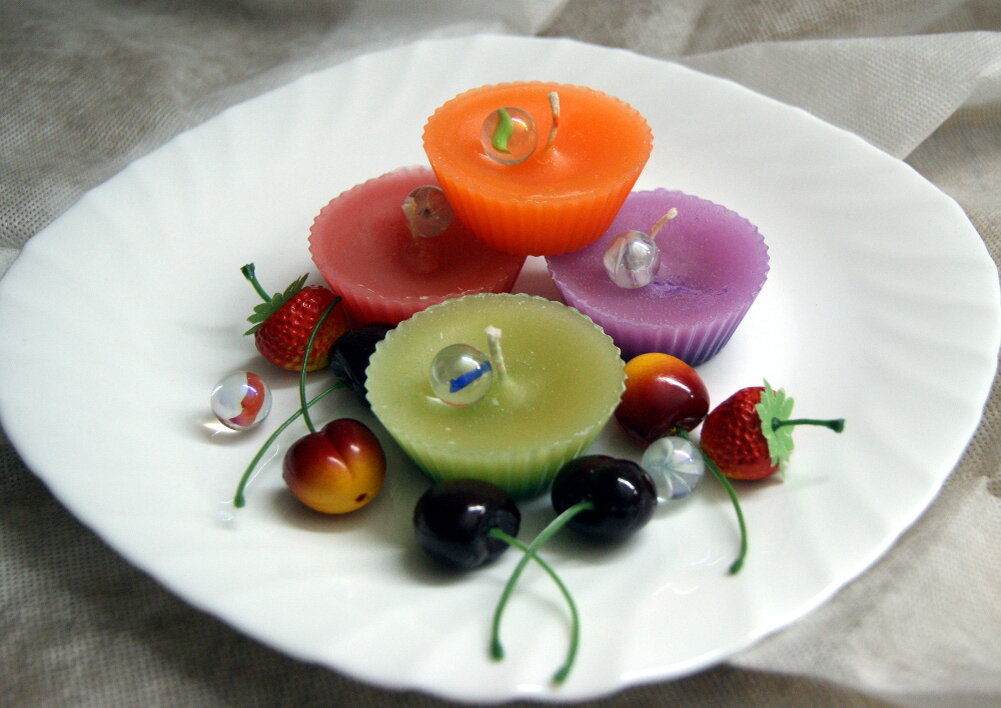 Вот такие пахучие милые свечи сделать очень просто.