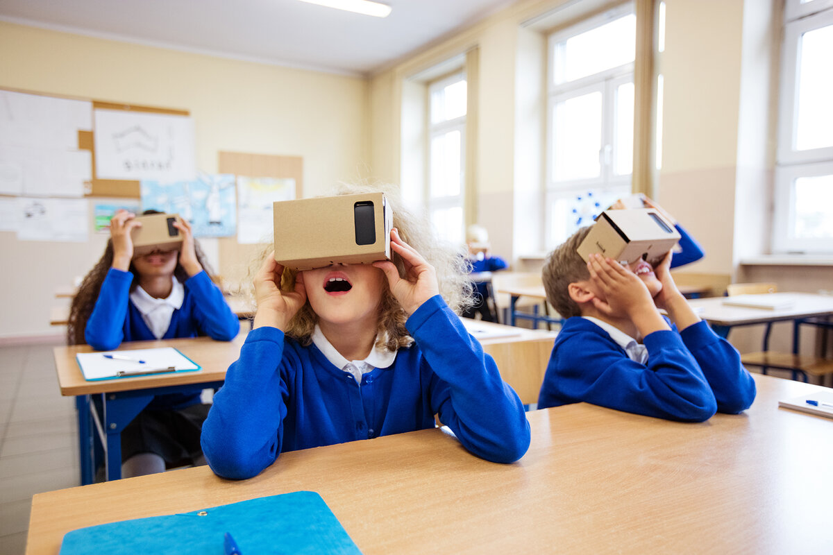 Technology at school. Школьники в современной школе. Ученик будущего. Школа будущего ученики. Современная школа ученики.