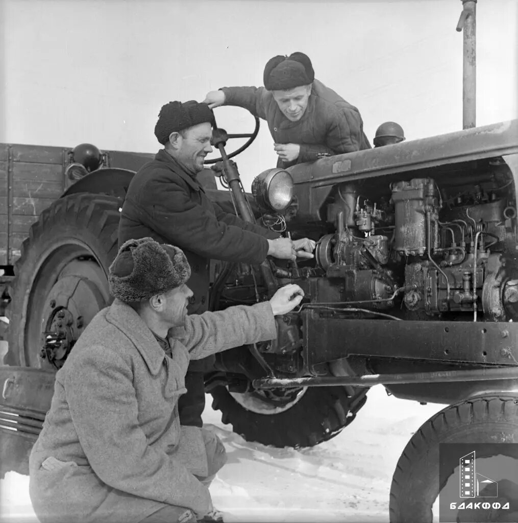 старые тракторные бригады. 2 тракторные бригады вместе. две тракторные бригады вспахали вместе 762 га краткая запись. 2 тракторные бригады. тракторная бригада в поселке угорье.