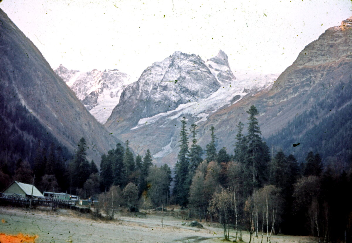 Так выглядела Домбайская поляна в 1966 г.
