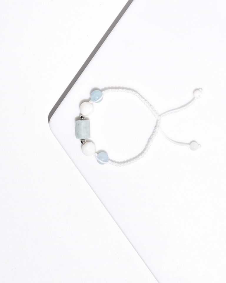 На фото браслет с перламутром и аквамарином