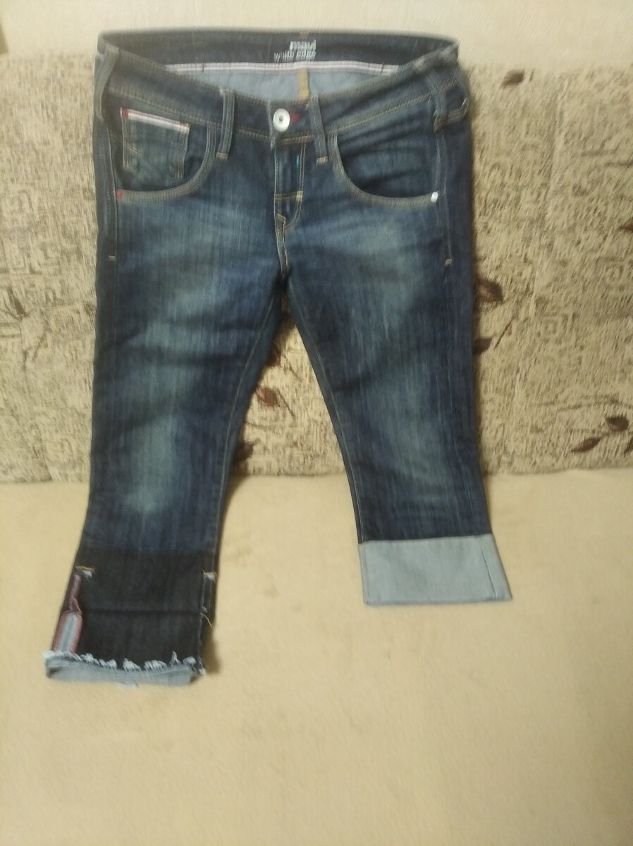 Низ одной половины брюк распорола, а там ткань более темного цвета.