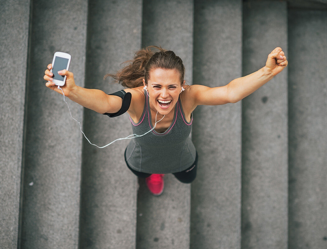 Почему после тренировки хорошее настроение. Спортивные эмоции. Радостный спортсмен. Счастливые спортивные люди. Фитнес девушка с телефоном.