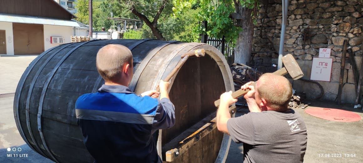 В старину секреты и азы бондарного ремесла передавались из поколения в поколение, от отца к сыну.