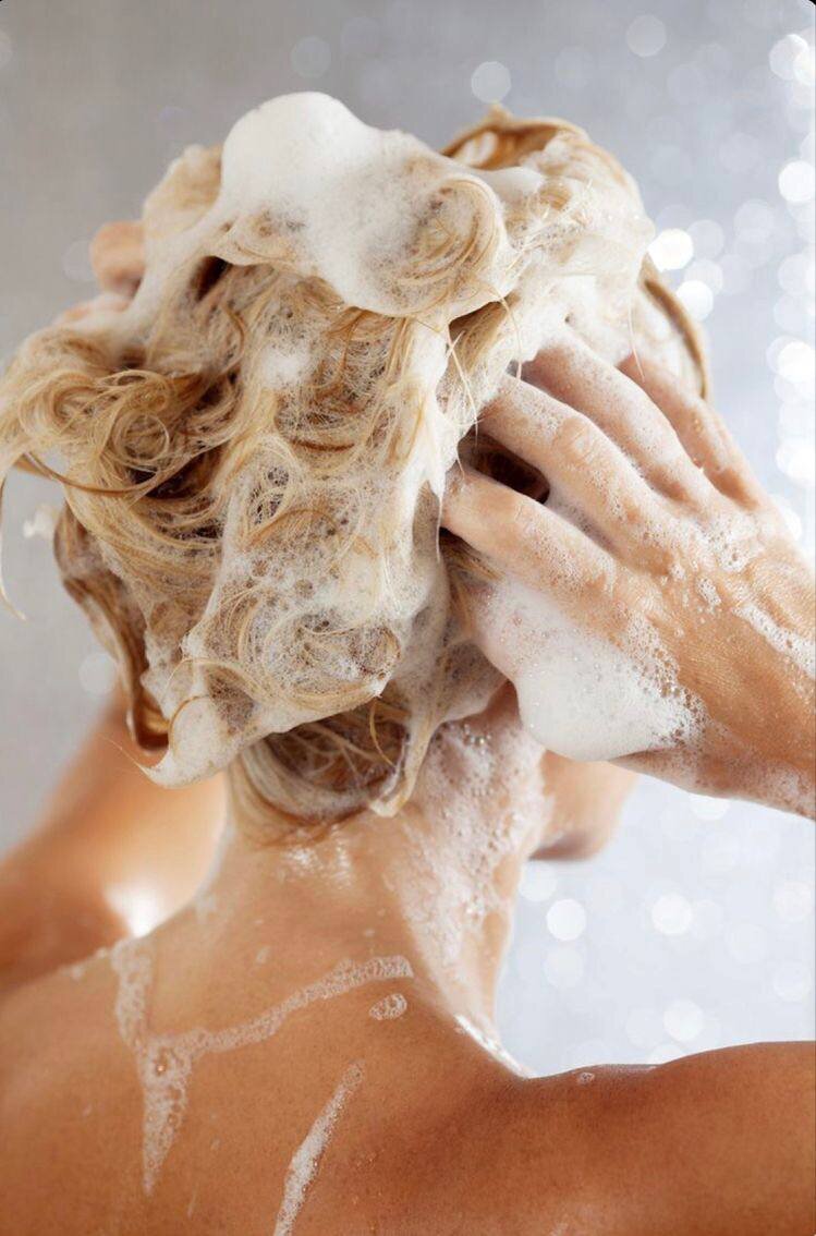 Частое мытье волос. Мытье волос. Мыть голову. Мытье волос шампунем. Мытье головы Эстетика.