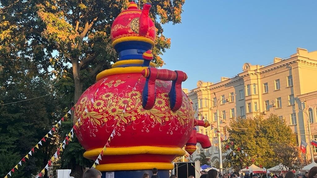     В Ростове переполох устроили сбежавшие дикие кабаны, тем временем на выходных ростовчане отметили День города, а под Таганрогом девятиклассник напал с ножом на сотрудников местной школы.