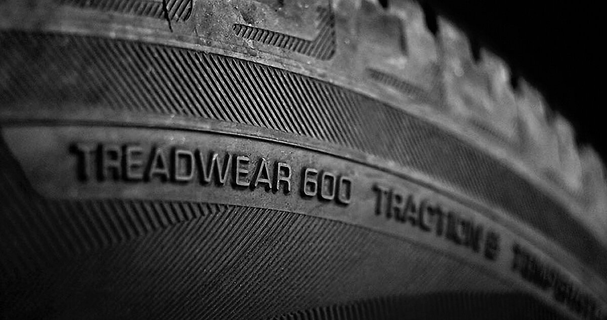 Treadwear обычно указывают ближе к протектору покрышки