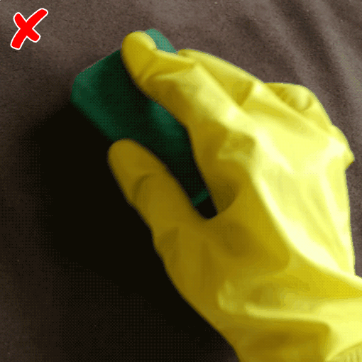 Не нужно тереть пятно, наносите моющее средство такими движениями, как будто вы хотите промокнуть кляксу.