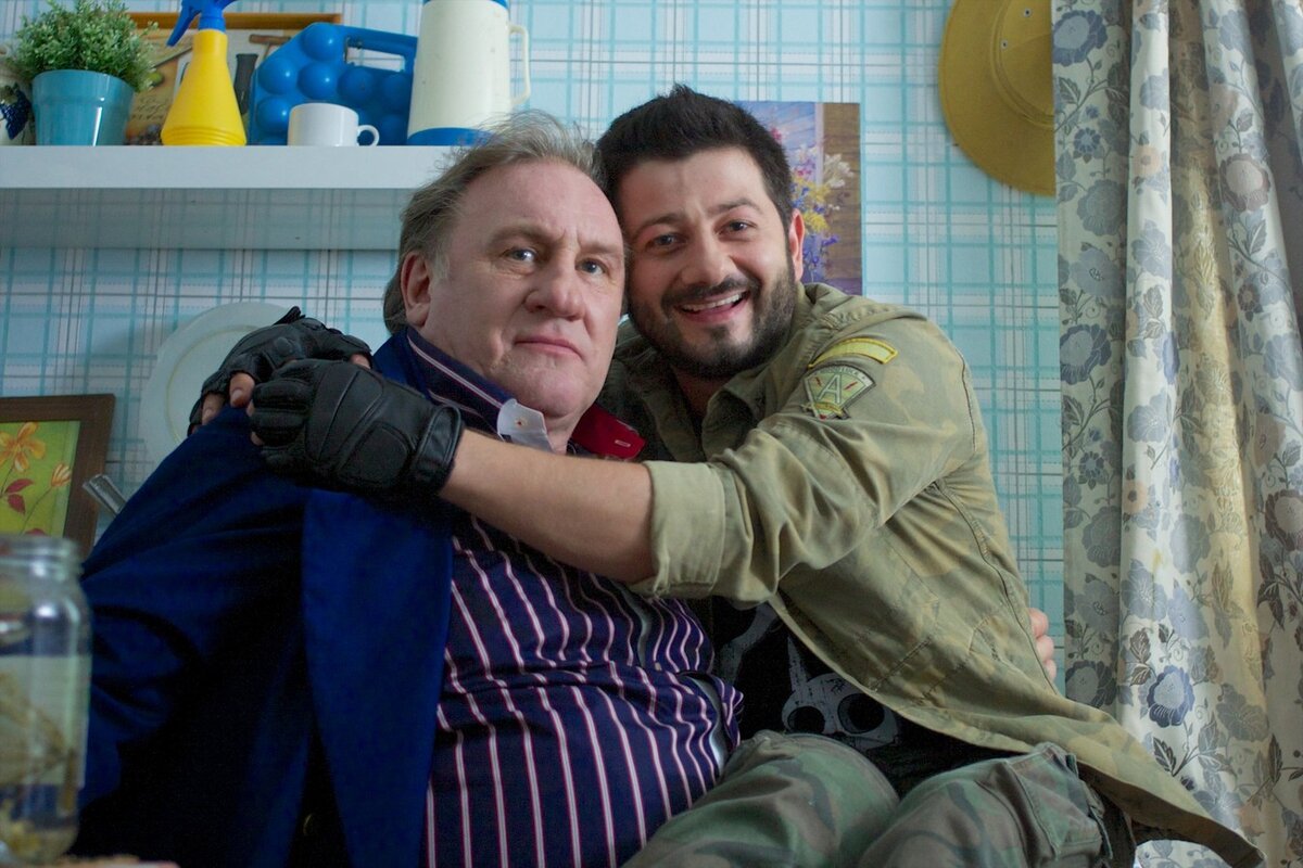 Жерар Депардье и Михаил Галустян на съемках сериала "Зайцев+1"
