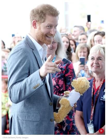 Фото отсюда https://people.com/royals/prince-harry-leaves-archie-home-royal-duty-oxford/ 