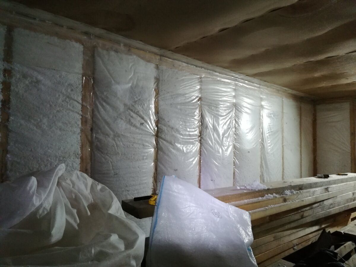 Опытная засыпка секций крошкой с разными вариантами уплотнения.