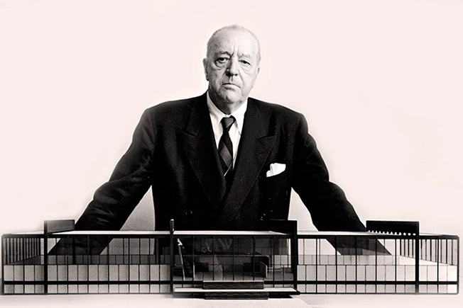 Людвиг Мис ван дер Роэ, 27 марта 1886 - 17 августа 1969
Источник фото: https://www.interior.ru/images/2018_02/mies_van_der_rohe-890.jpg 