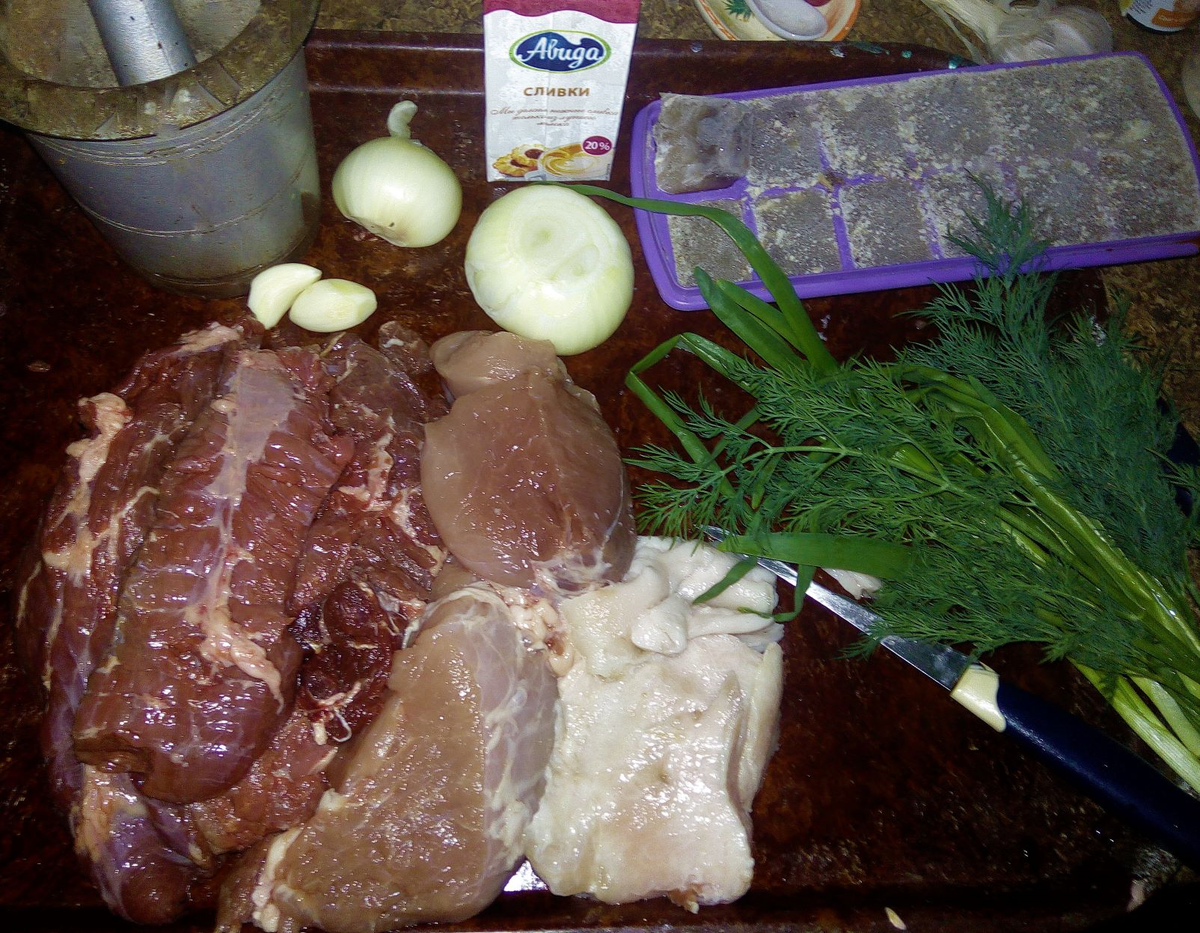 Набор продуктов. В ступке - молотый черный перец. В форме для льда - говяжий бульон-концентрат.