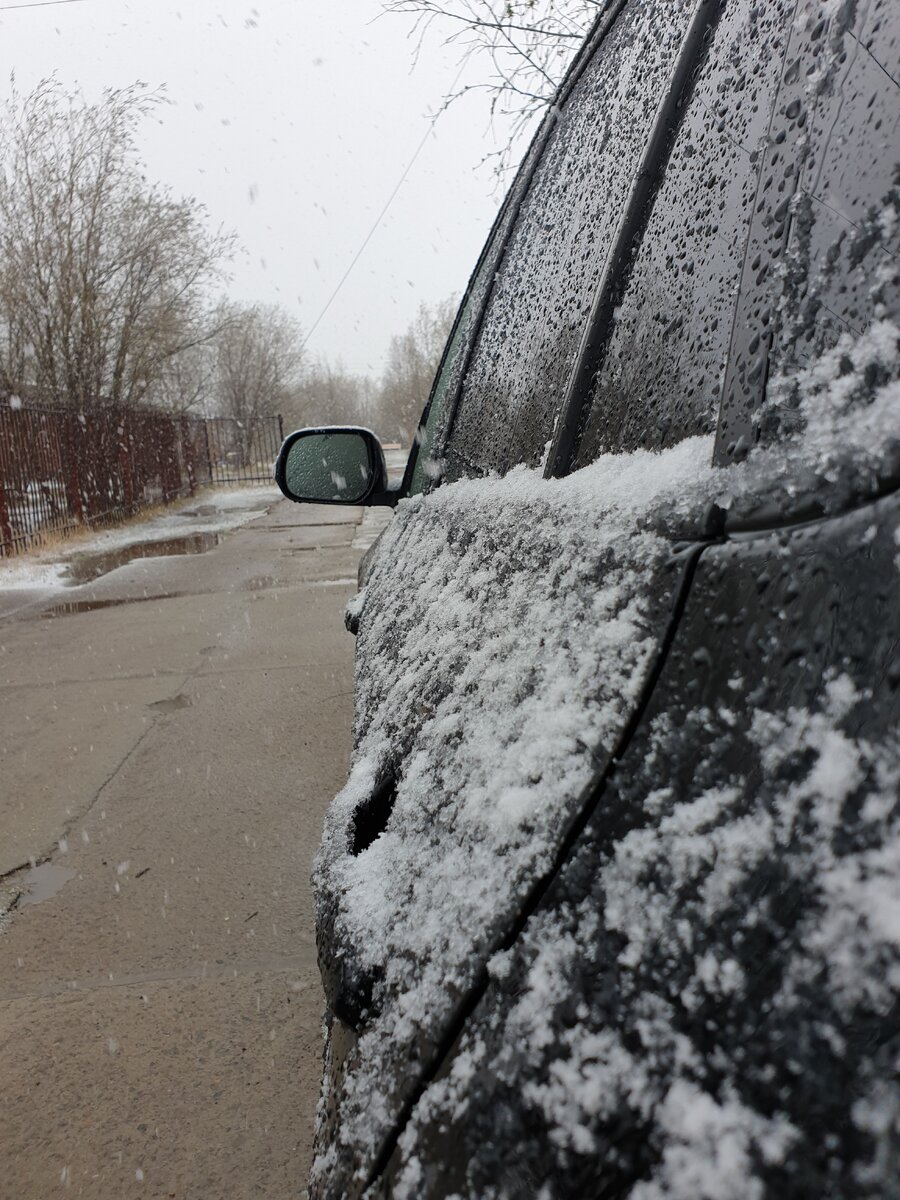 Машины в снегу 14 июня