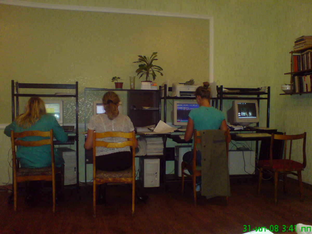 Девочки все в работе. Отчёт надо успеть сдать вовремя!