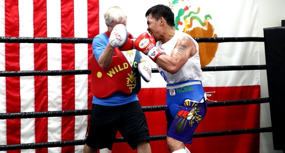 Мэнни Пакьяо (справа) демонстрирует огромную силу во время тренировки с тренером Фредди Роучем в Wild Card Gym в Лос-Анджелесе, штат Калифорния.