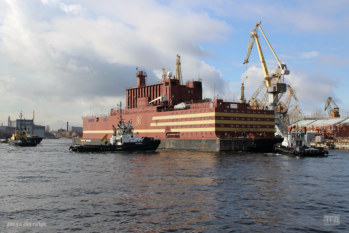Буксировка ПЭБ "Академик Ломоносов" в апреле 2018 года / Фото: ТГД