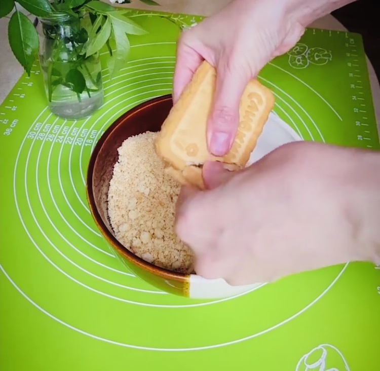 Делаем крошку и ломаем печенье