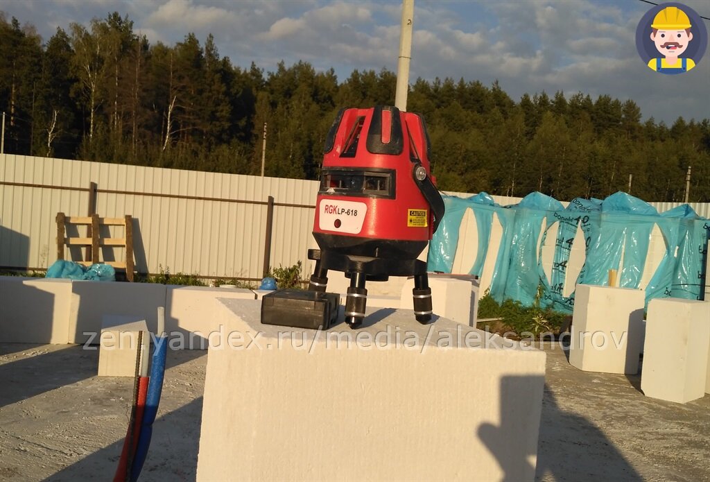 Мой нивелир. Можно взять любой другой.