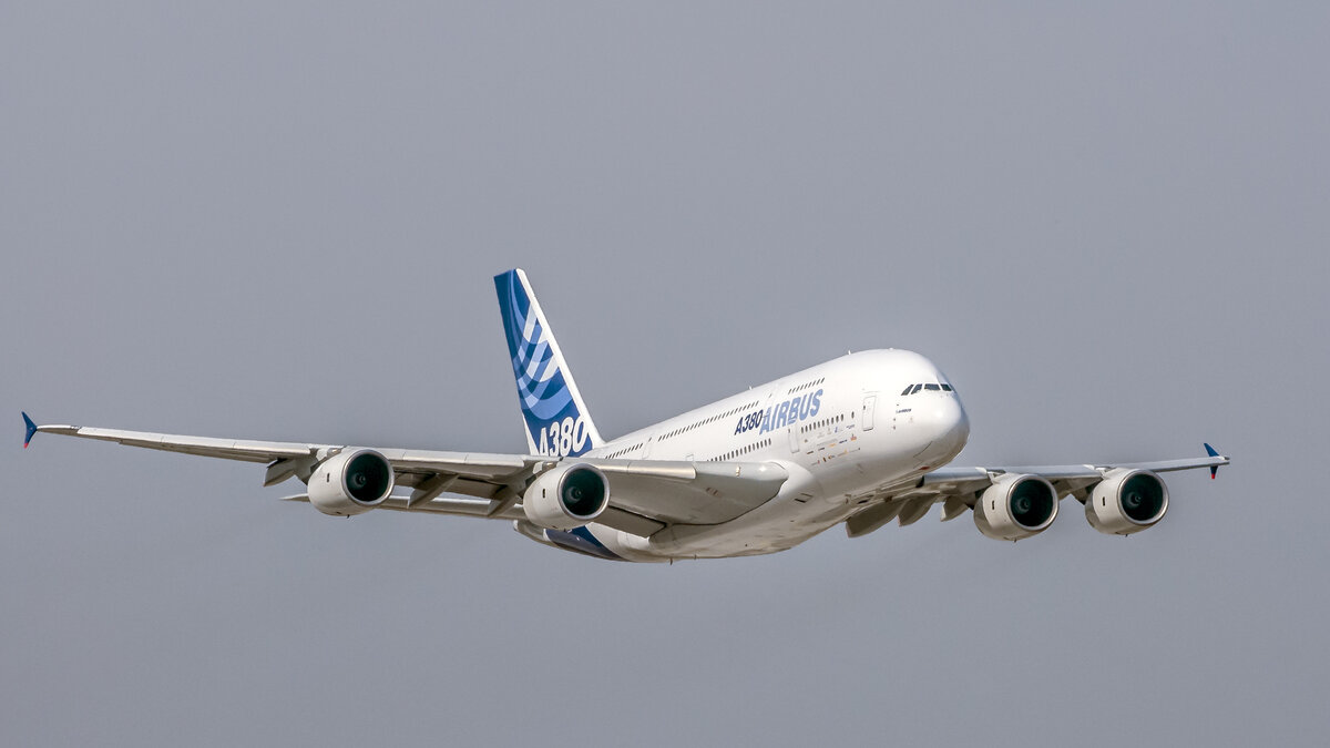 Самолет а380 характеристики. Airbus a380. Airbus a380 вес. Airbus a380 вес самолета. Airbus a360 самолет