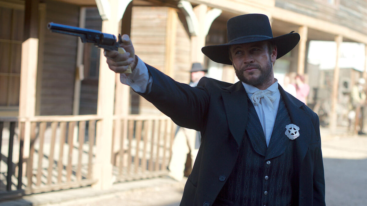 История сохранила вполне чёткие портретные фотоснимки Дикого Билла Хикока, но авторы этого фильма всё равно сделали своего героя максимально непохожим на оригинал. И за что они с ним так? 