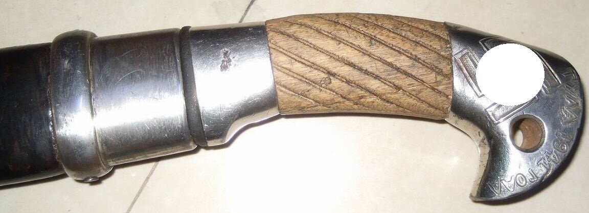 Подделка под советскую шашку обр. 1927 года, "якобы произведенную в нацистской Германии и усиленную" фантазийными надписями и знаками "принадлежности" "казаку казачьих частей вермахта" (т.н. "шашка предателей").