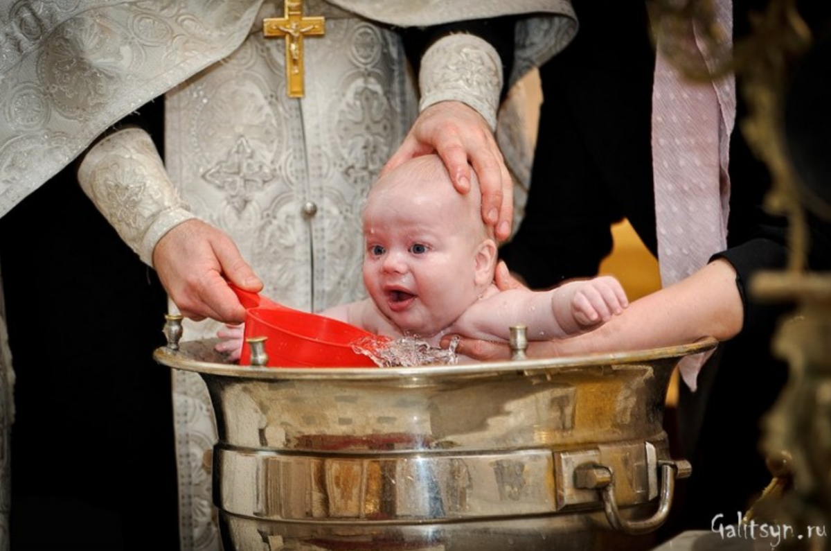Можно ли мальчику крестить мальчиков. Крещение в церкви. Крещение ребенка. Крещение в храме. Крещение девочки.