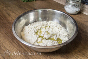 Продукты для теста поместить в миску.