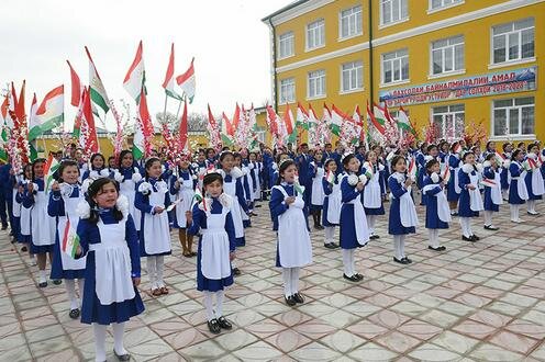 Ученицы одной из школ Таджикистана. Фото с сайта President.tj
