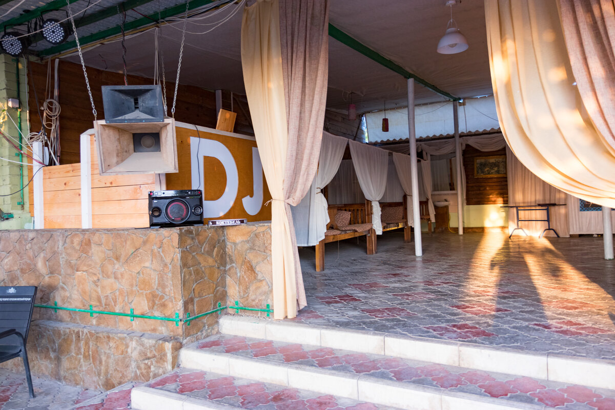 Сколько стоит поужинать на пляже в Учкуевке( Крым. Севастополь)? Кафе 