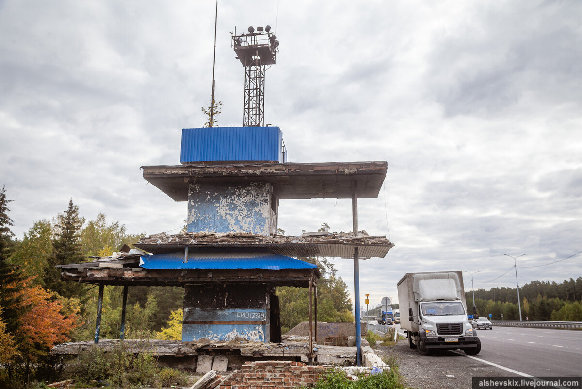 Старый постов. Пост ДПС на Московском тракте Екатеринбург. Пост ГАИ на Московском тракте Екатеринбург. Старый пост ГАИ на Московском тракте Екатеринбург. Заброшенный пост ГАИ.