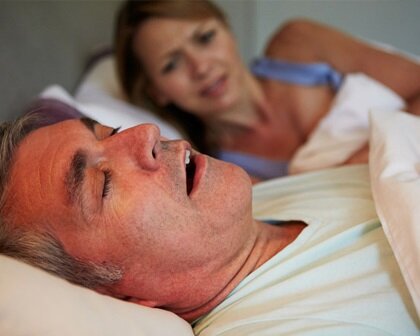 Мужчина смачно храпит