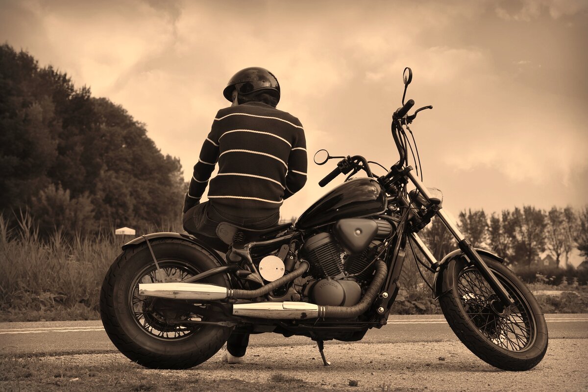 https://pixabay.com/photos/guy-motorbike-biker-parked-sitting-3639100/
