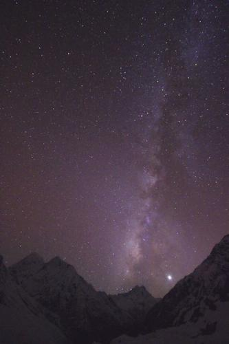 Млечный Путь выглядит как яркая полоса на небе.