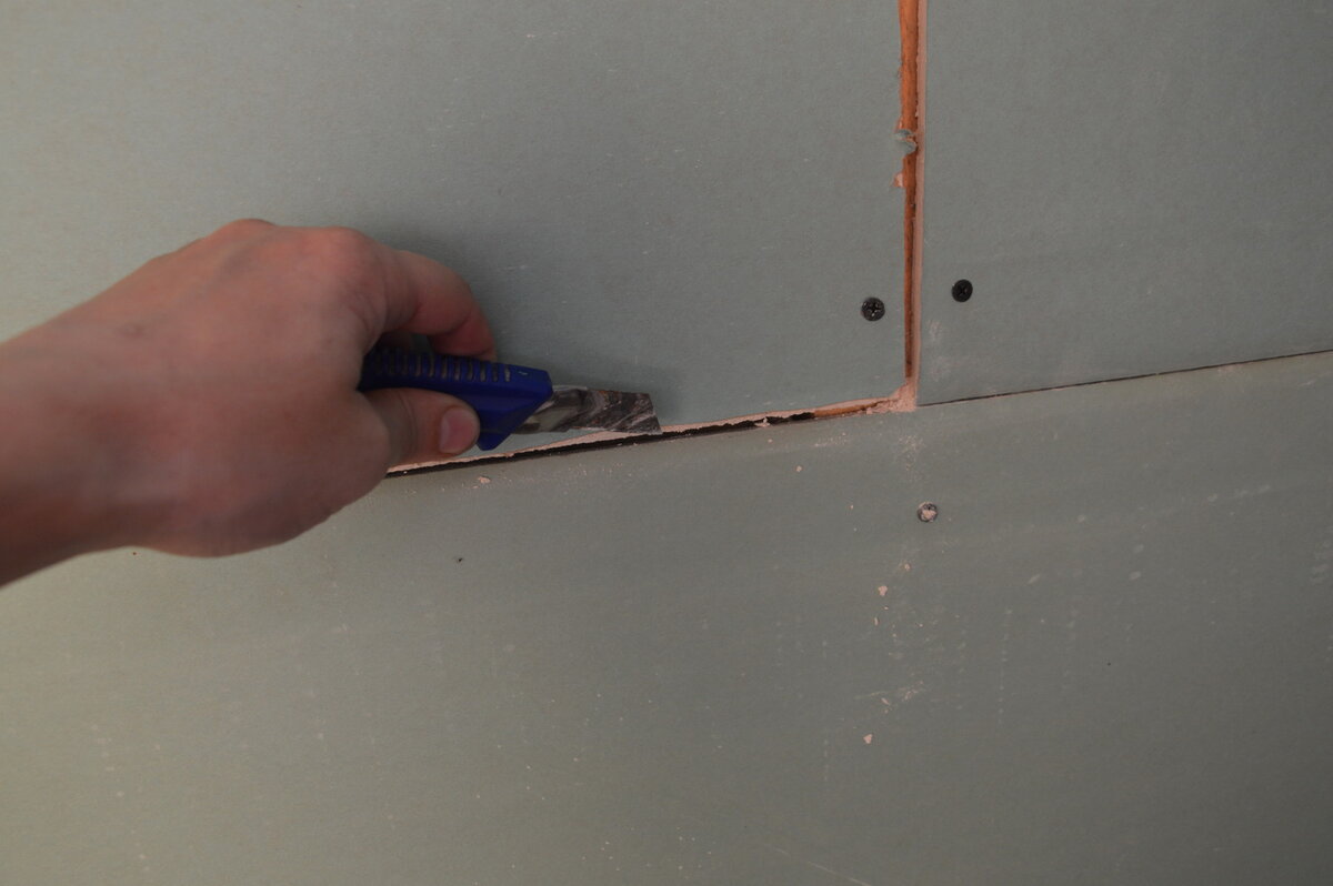 Как подрезают уголок у пера. Расшивка стыков гкл. Обрезать обои. Как подрезать стыки. Стык линолеума.